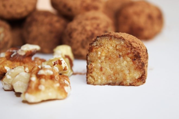 Конфеты с грецким орехом из печенья и сгущенки Конфеты с грецким орехом из печенья и сгущенки