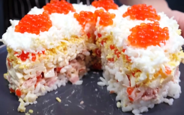 Салат за копейки, а выглядит невероятно красиво. Простой и вкусный рецепт: подойдёт на любой праздник