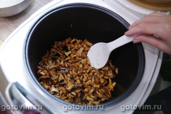 Паста карбонара с беконом и лисичками в мультиварке