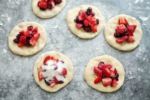 Пирожки с вишней и клубникой Пирожки с вишней и клубникой