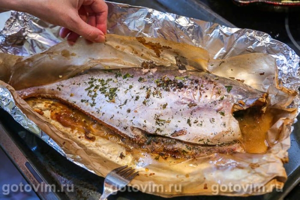 Пангасиус в духовке, запеченный целиком с лимоном и зеленью Пангасиус в духовке, запеченный целиком с лимоном и зеленью