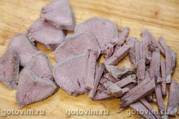Салат из языка с овощами и сыром с голубой плесенью