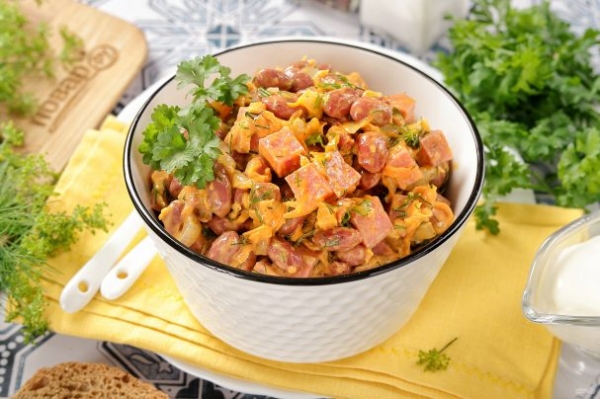 Салат с фасолью, морковью и колбасой