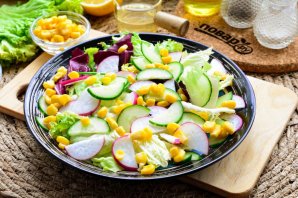 Салат с кукурузой и слабосоленой семгой Салат с кукурузой и слабосоленой семгой