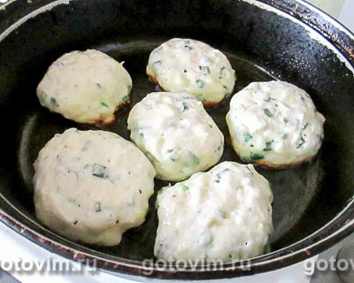 Оладьи на кефире с капустой и зелёным луком