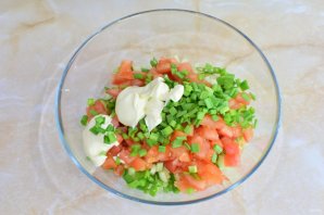 Крабовый салат с помидорами и огурцами Крабовый салат с помидорами и огурцами