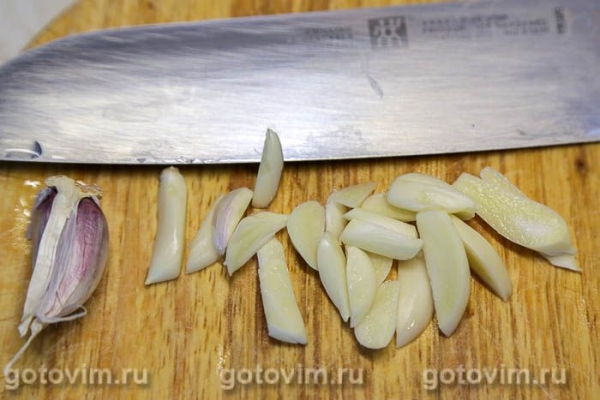 Свиная корейка, шпигованная чесноком и запеченная в фольге Свиная корейка, шпигованная чесноком и запеченная в фольге