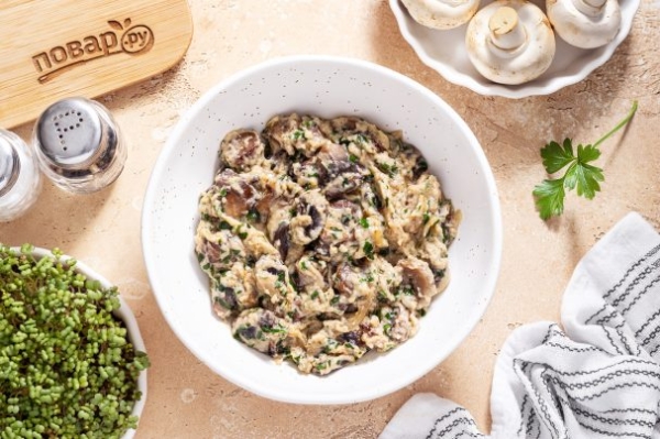 Шампиньоны в сметанном соусе Шампиньоны в сметанном соусе