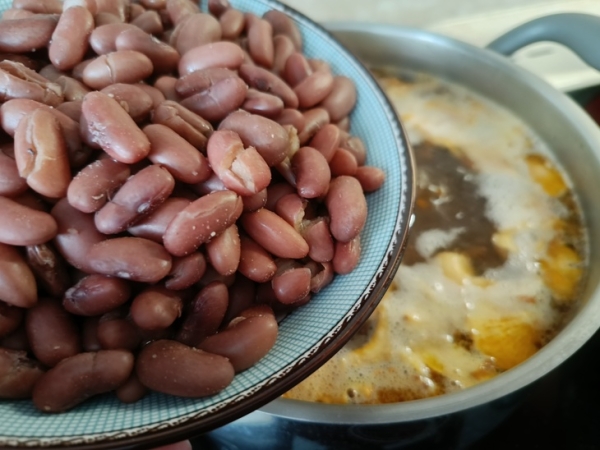 Фасолевый суп с лисичками и копчеными рёбрышками Фасолевый суп с лисичками и копчеными рёбрышками