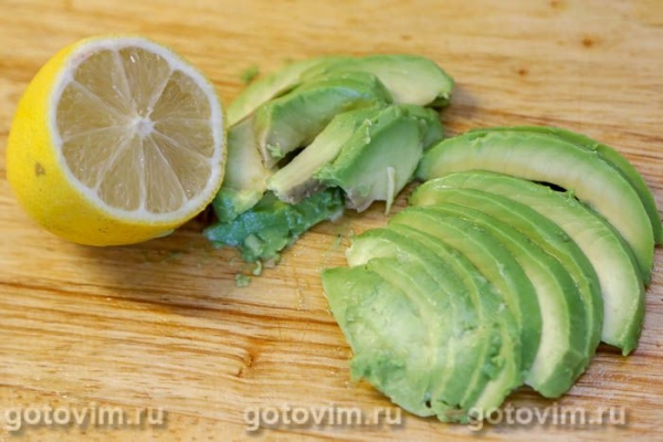 Салат из жареных абрикосов с авокадо, сыром и салатом айсберг Салат из жареных абрикосов с авокадо, сыром и салатом айсберг