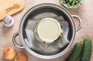 Огурцы с луком на зиму