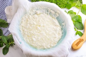 Домашний сыр с зеленью и чесноком Домашний сыр с зеленью и чесноком