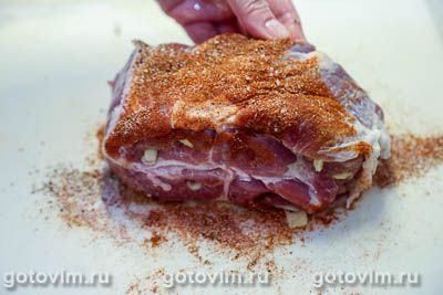 Свиная шея в фольге, запеченная с луком и сливочным маслом