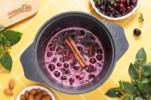 Варенье из вишни с миндалем