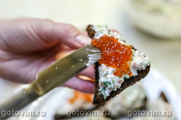 Тартинки с творожным сыром, красной рыбой и икрой Тартинки с творожным сыром, красной рыбой и икрой