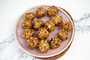 Конфеты из сухофруктов в шоколаде Конфеты из сухофруктов в шоколаде