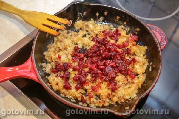 Печеночный торт с карамелизированным луком и клюквой