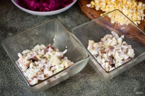 Селедка под шубой с яблоками