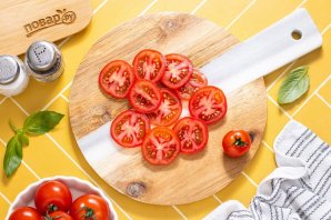 Пицца с помидорами