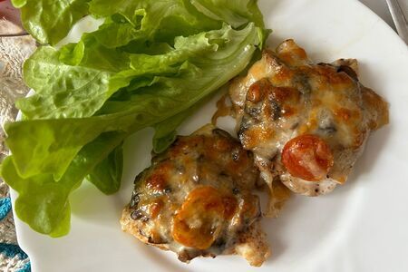 Запеченная куриная грудка с шампиньонами и сулугуни
