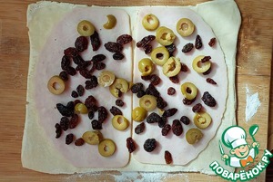 Слойки с ветчиной, изюмом и оливками