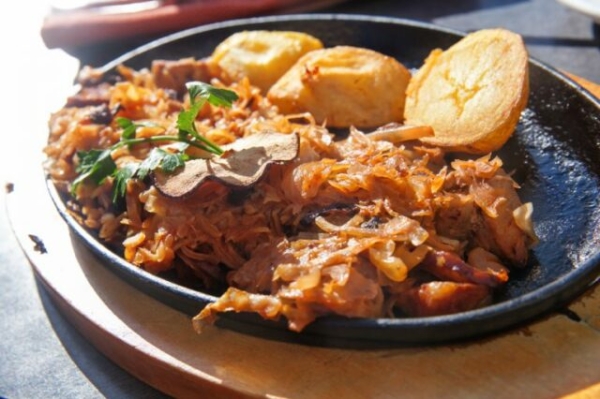 Тушеный картофель с тушенкой и капустой Тушеный картофель с тушенкой и капустой