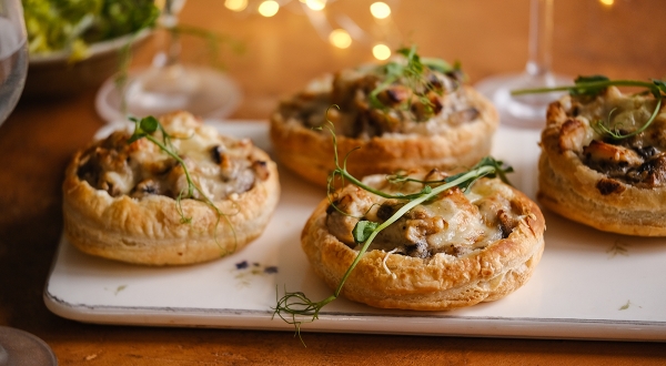 Жюльен в тарталетках с курицей и грибами, пошаговый рецепт с фото на 185 ккал Жюльен в тарталетках с курицей и грибами, пошаговый рецепт с фото на 185 ккал