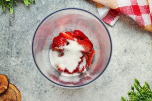 Клубника с кефиром