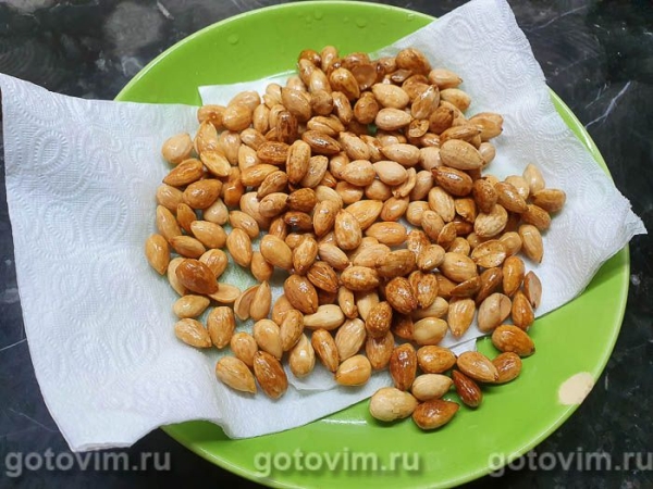 Десерт «Муравейник» с жареным миндалем Десерт «Муравейник» с жареным миндалем