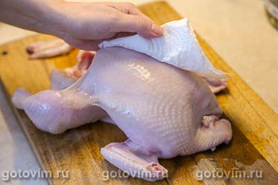 Курица, запеченная с сырным маслом под кожей