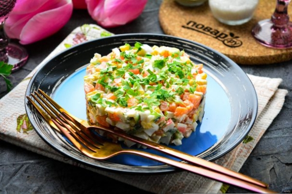 Салат "Неженка" с крабовыми палочками Салат "Неженка" с крабовыми палочками