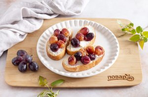 Брускетта с печеным виноградом Брускетта с печеным виноградом