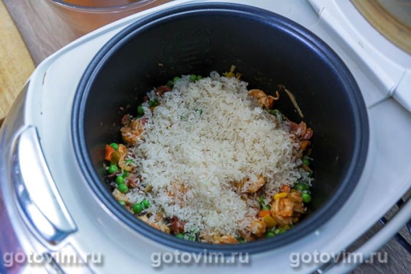Паэлья с креветками, копченостями и зеленым горошком в мультиварке