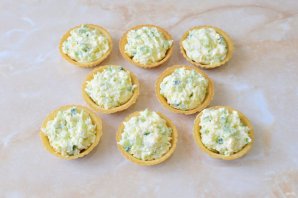 Тарталетки с сыром и огурцом Тарталетки с сыром и огурцом