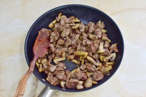 Теплый салат с печенью и грибами Теплый салат с печенью и грибами