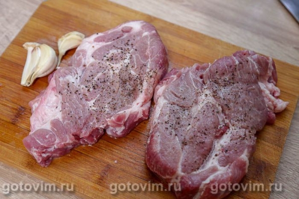 Стейки из свиной шеи с виноградом в мультиварке