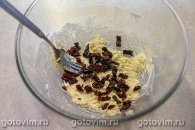 Бутерброды со шпротами, сыром и вялеными томатами Бутерброды со шпротами, сыром и вялеными томатами