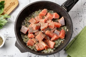 Горбуша в сливочно-сырном соусе Горбуша в сливочно-сырном соусе