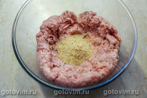 Рулет из мясного фарша с кабачками в беконе