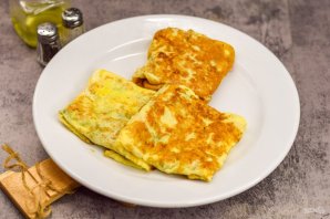 Яичные конвертики с сыром и ветчиной