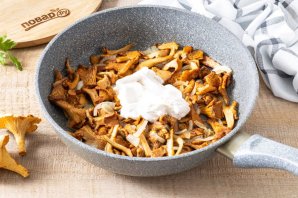 Лисички, запеченные в сметане с картофелем Лисички, запеченные в сметане с картофелем