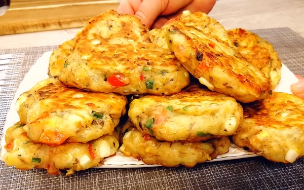 На такой завтрак время точно найдется. Быстрые чудо-оладьи: сытные и невероятно вкусные!