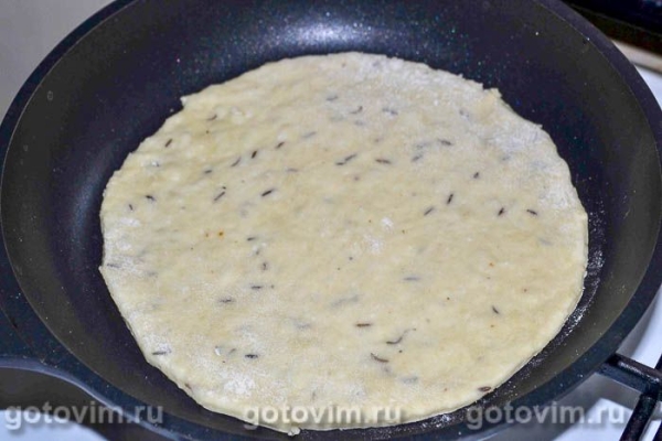 Творожные лепешки с тмином и паприкой на сковороде 