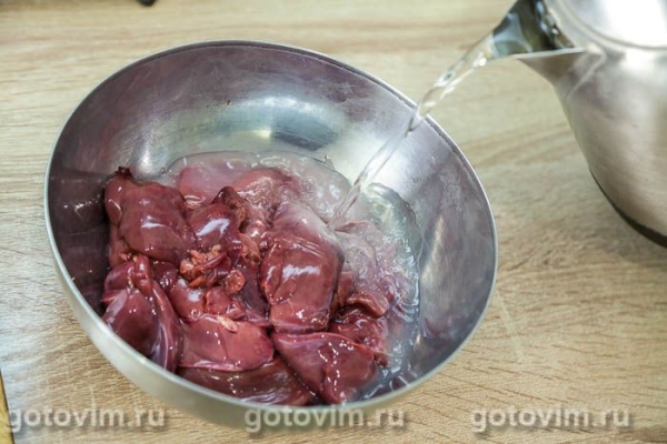 Куриная печень в томатно-сметанном соусе в мультиварке