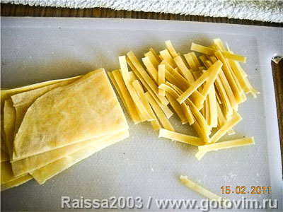 Куриный бульон с домашней лапшой