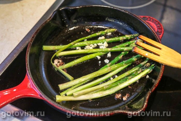 Пирог-плетенка с колбаской для жарки и спаржей с чесноком Пирог-плетенка с колбаской для жарки и спаржей с чесноком