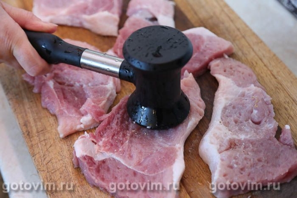 Свинина с картофелем и беконом на шпажках, запеченная в духовке