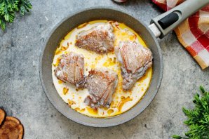 Тушеные куриные бедра Тушеные куриные бедра