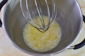 Меренговый рулет с клубникой и брусникой Меренговый рулет с клубникой и брусникой