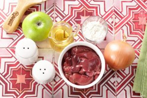 Печень с луком и яблоками